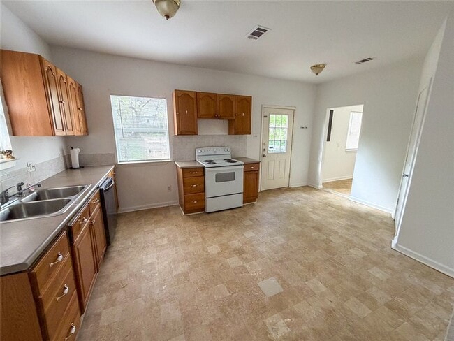 Building Photo - 114 E Hull St