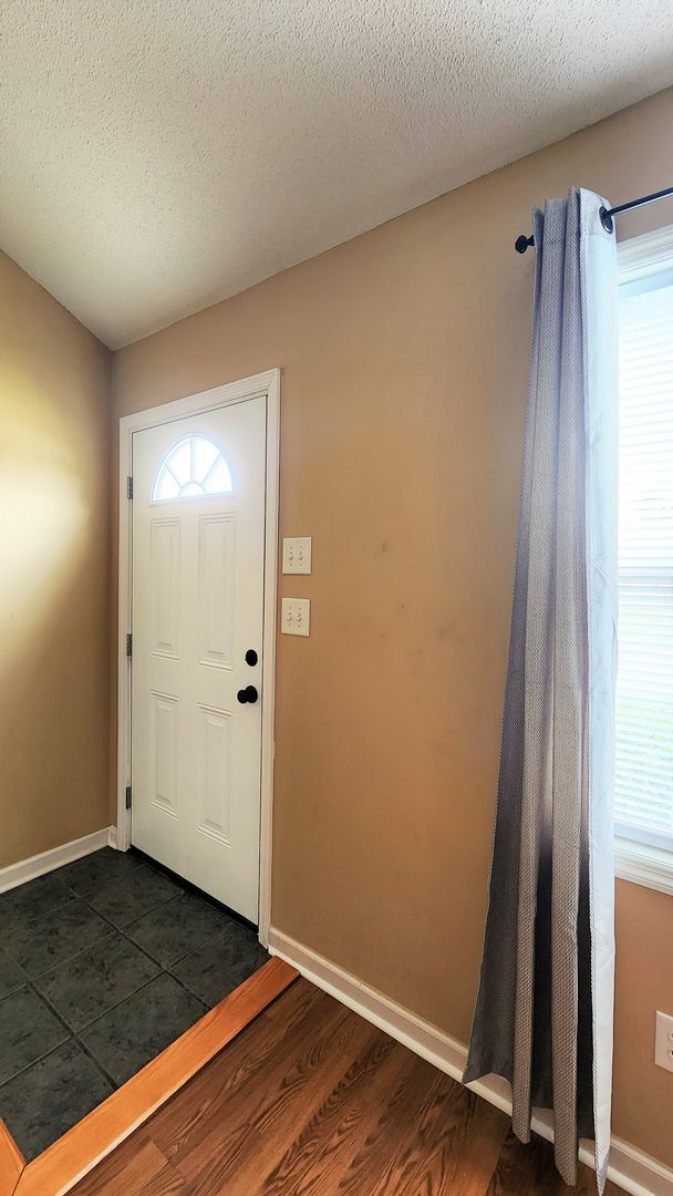 Building Photo - Beautiful 3 bed 2 1/2 bath townhome in a g...