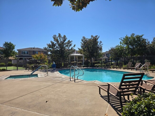 Building Photo - Spacious Home in Amenity-Rich Community