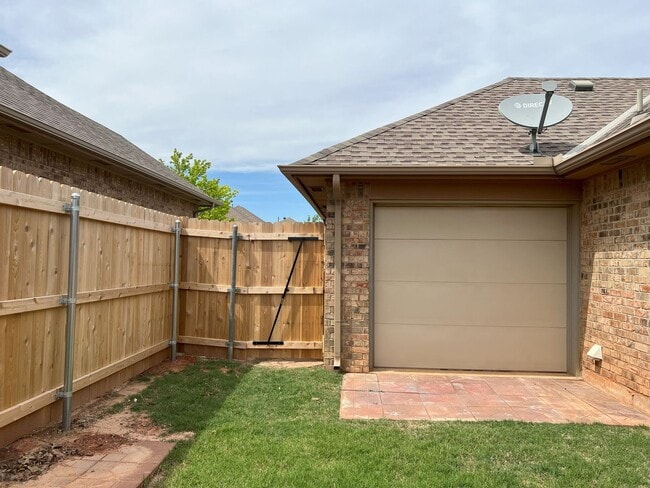 Building Photo - (3) Bed/(2) Bath + Study and Safe Room in ...
