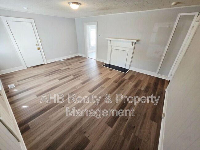Building Photo - 632 New St