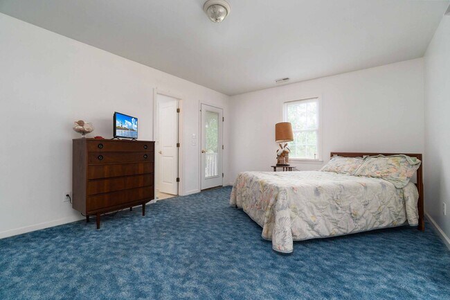 Building Photo - Waterfront, furnished home with a boat dock