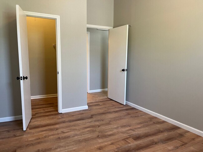 Building Photo - 2 Bedroom/1 Bath in Soulard - Washer+Dryer in Unit!