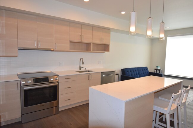 Building Photo - Semi-Furnished One-Bedroom Unit in Kirklan...