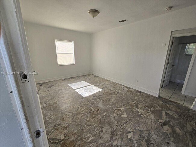 Building Photo - 17193 NE 18th Ave