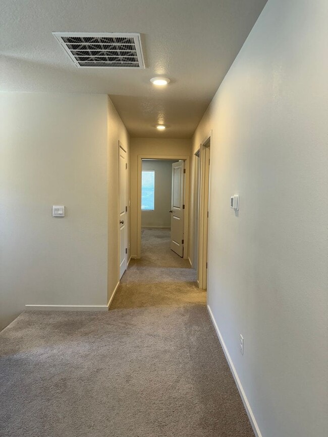 Building Photo - 4 bedroom 2.5 bathrooms in the beautiful M...