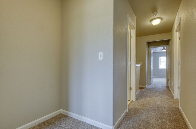 Building Photo - Beautiful Townhome!