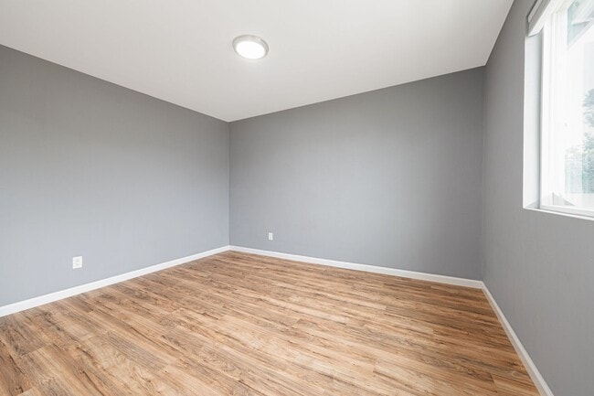 Building Photo - Recently Renovated 2 Bedroom Home with All...