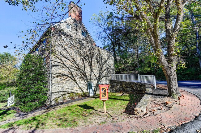 Building Photo - 802 Oella Ave