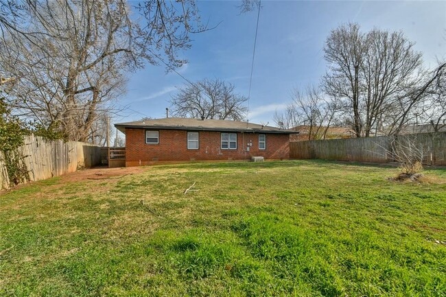 Building Photo - 2105 Carpenter Dr