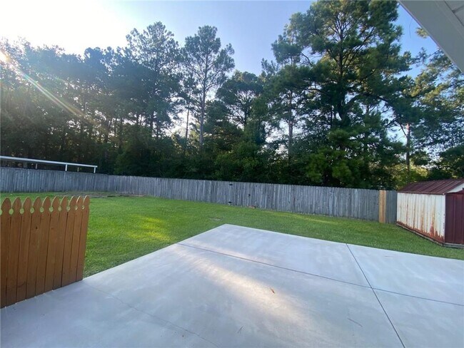 Building Photo - 114 Lazy Creek Dr