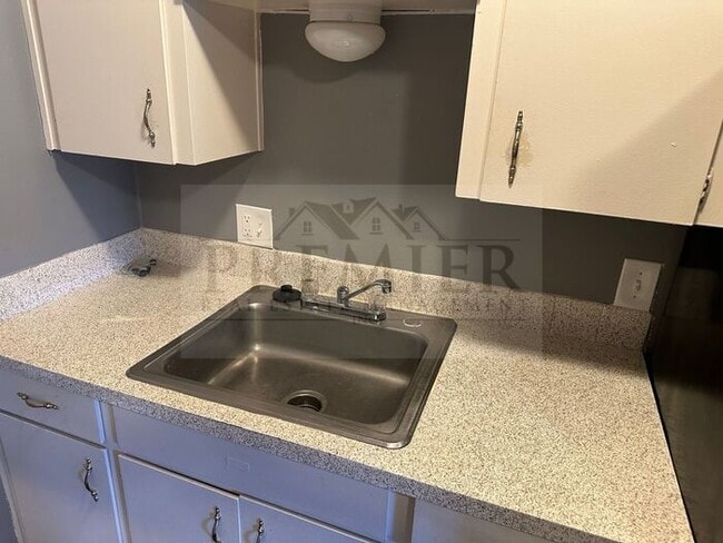 Building Photo - Updated 1 bed / 1 bath apartment - 60 West...