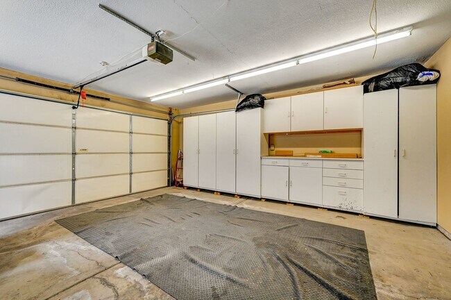 Building Photo - Charming 4 bedroom 3 bath fully furnished pool home in the heart of spring valley!