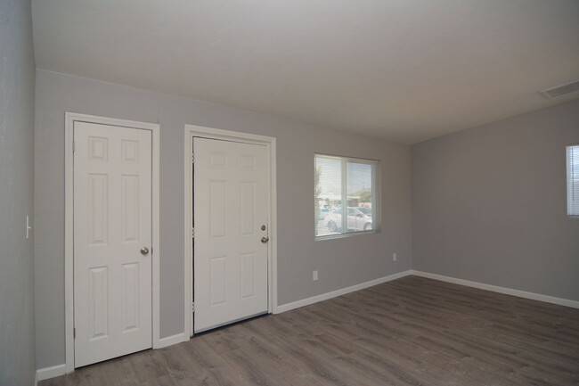 Building Photo - Remodeled 2 Bedroom 1 Bath House! Close to...