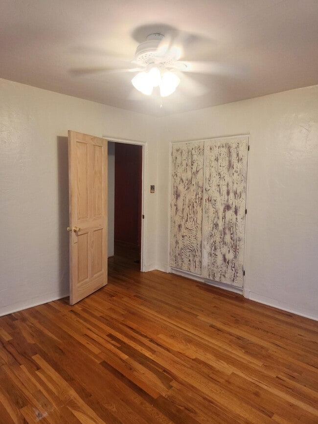 Building Photo - 917 Girard Blvd SE