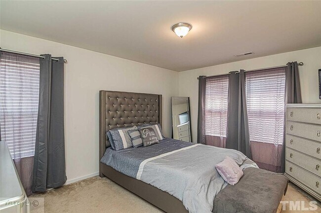Building Photo - Room in 4 Bedroom Home at Bluegrove Rd