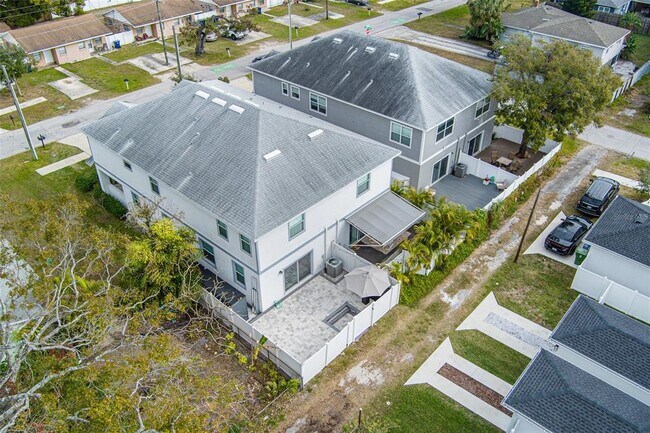 Building Photo - 2704 W Gray St