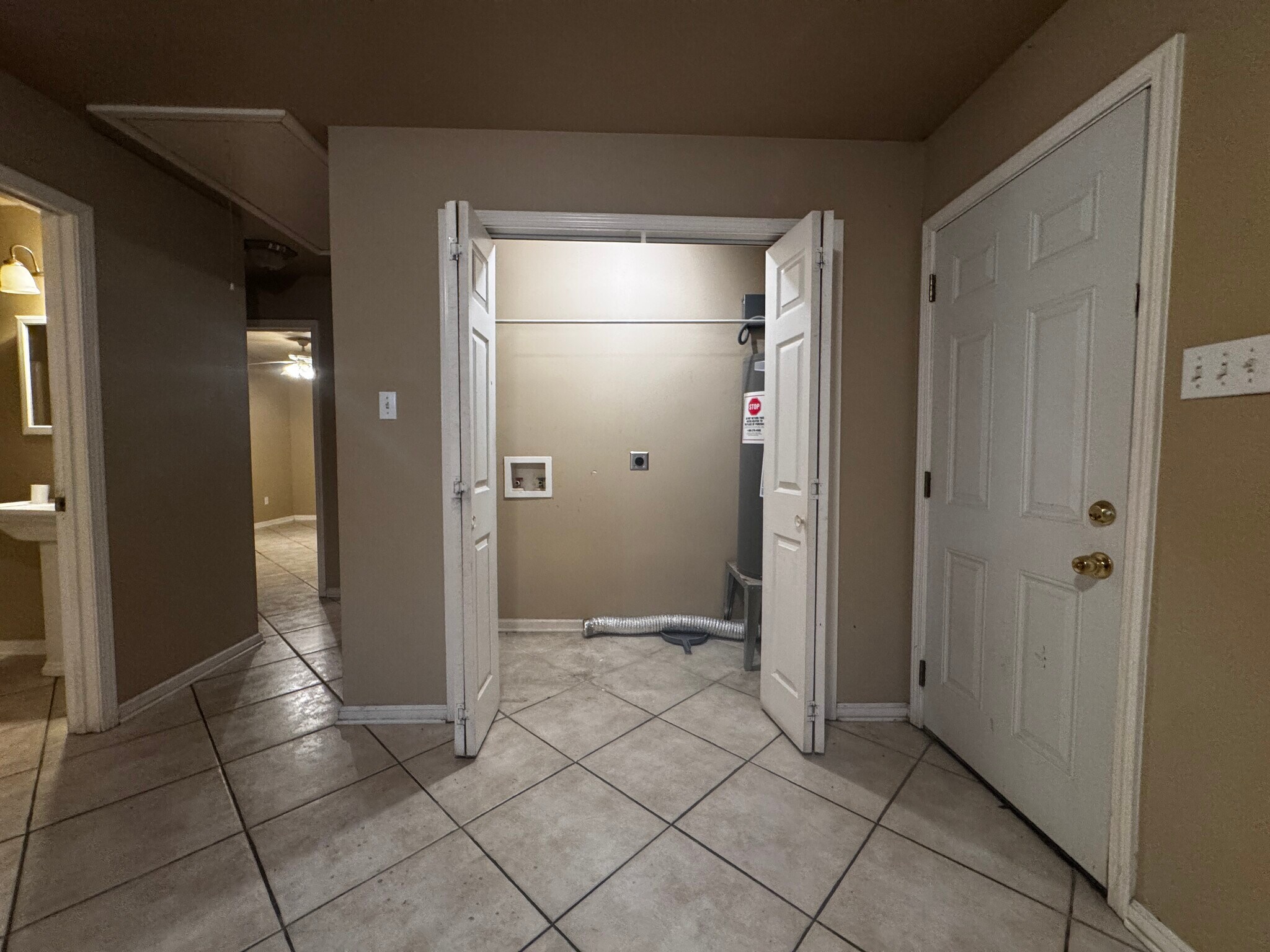 Building Photo - 8508 Valor Dr