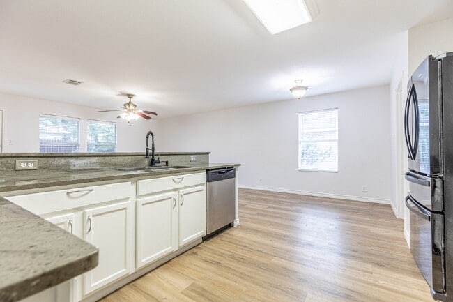 Building Photo - 228 Sophia Cir