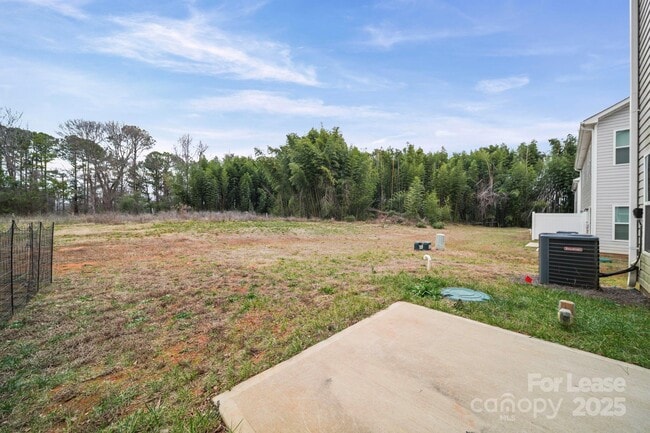 Building Photo - 916 S Battleground Ave