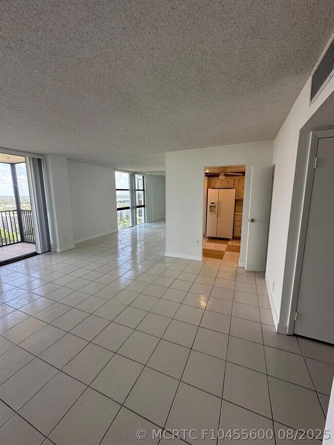 Building Photo - 20301 W Country Club Dr