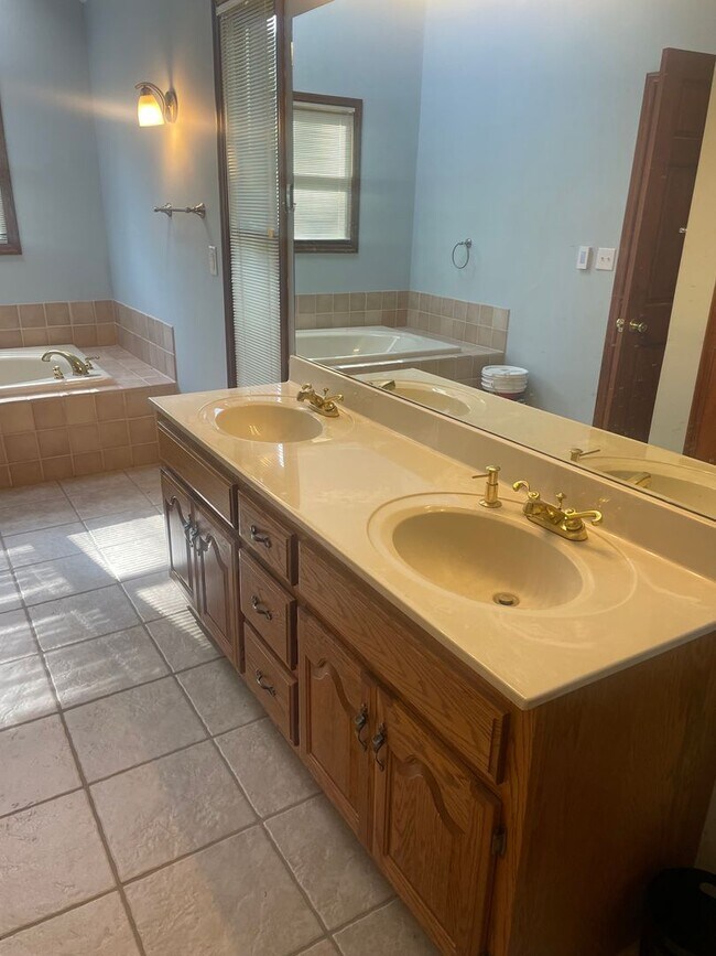 Building Photo - LaFollette 37766 - Charming Ranch-Style 3 ...