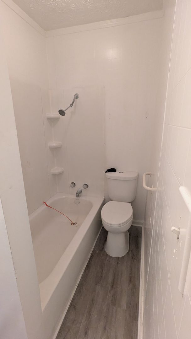 Building Photo - Charming 5-bedroom home located in the heart of Akron