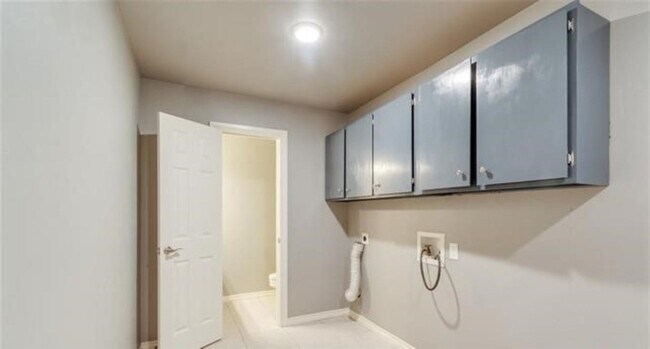 Building Photo - 640 SW Dani Ann Ln