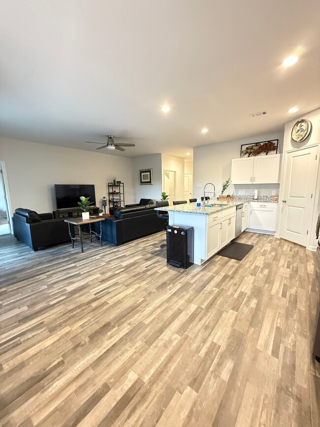 Building Photo - 302 Del Monte Dr