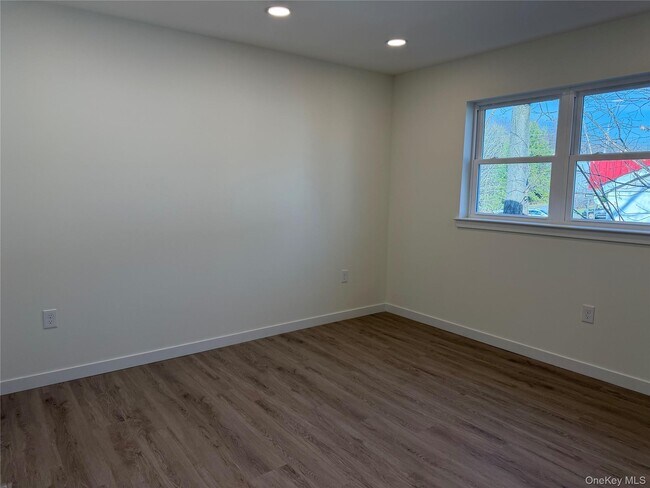 Building Photo - 5 Colonial Dr