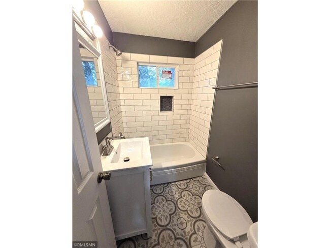 Building Photo - 3311 Interlachen Dr NE