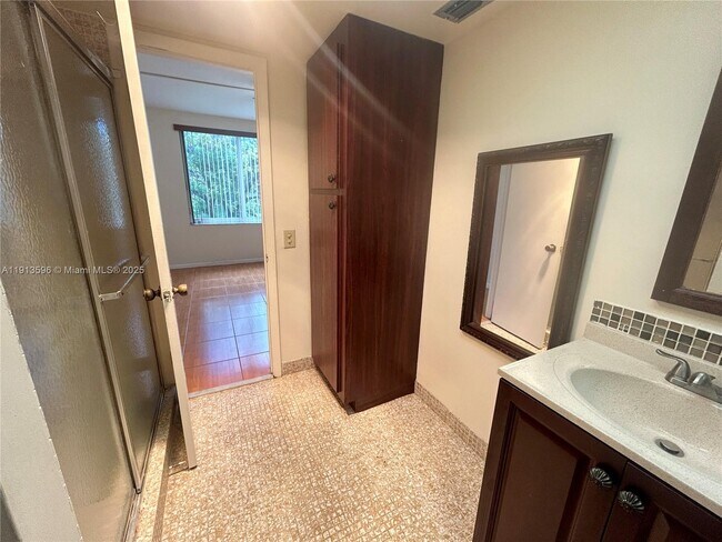 Building Photo - 1080 Del Lago Cir