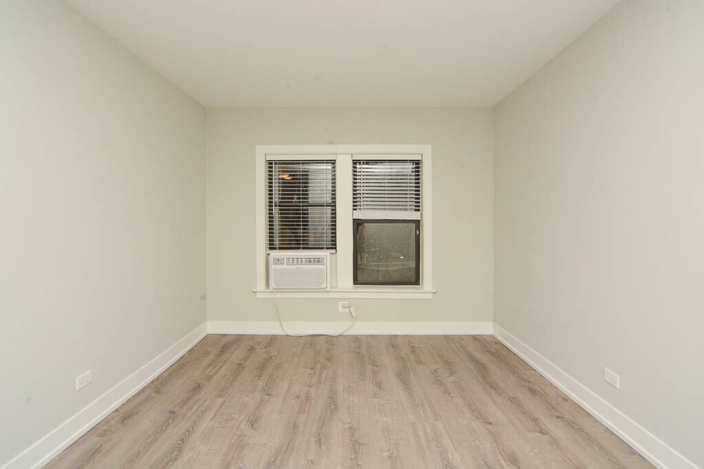 Building Photo - 735 W Brompton Ave