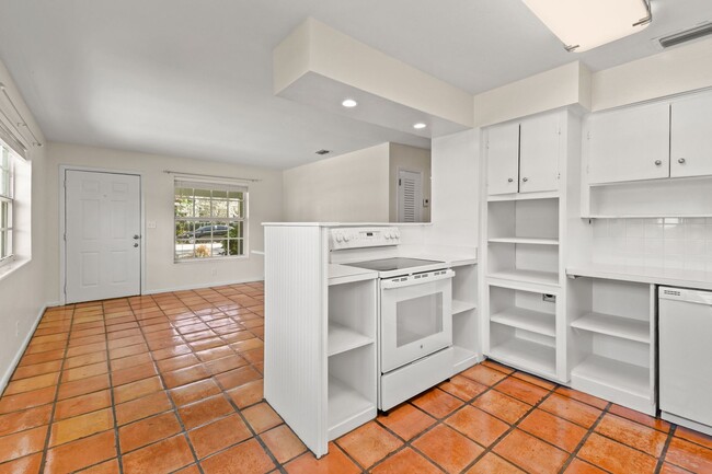 Building Photo - Charming 2-bed/1-bath home within walking ...