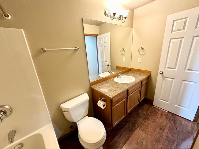 Building Photo - Spacious 3 Bedroom 2 Bathroom Home Now Available