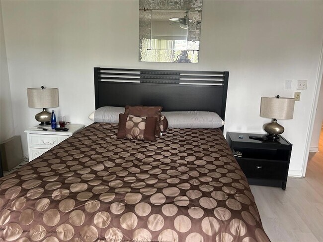 Building Photo - 1902 Bermuda Cir