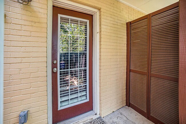 Building Photo - Charming, turnkey apartment near Oak Lawn ...