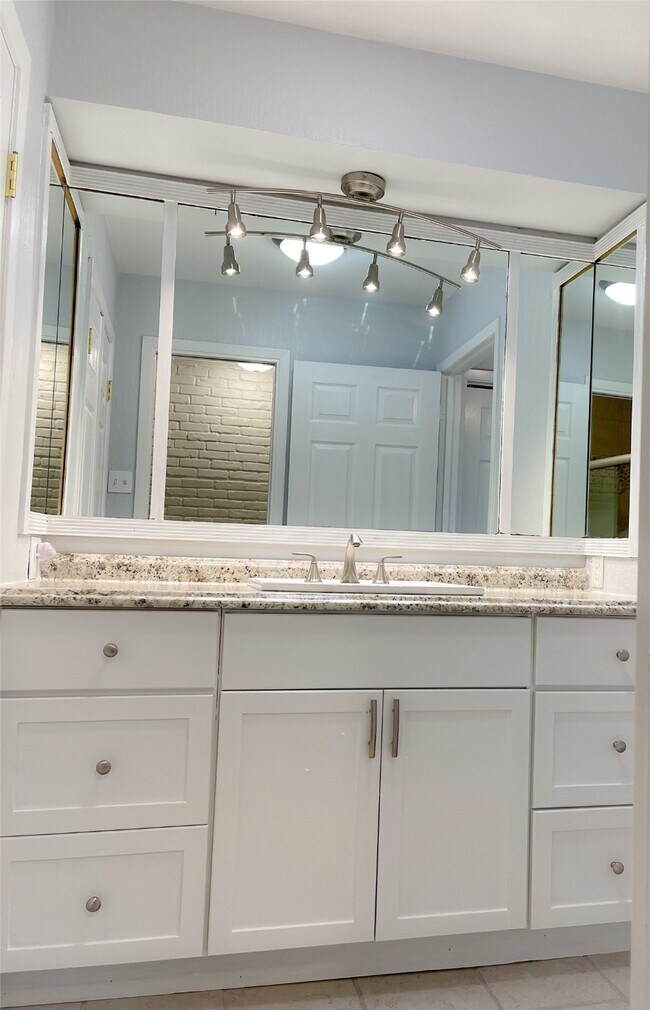 Building Photo - 2744 Briarhurst Dr