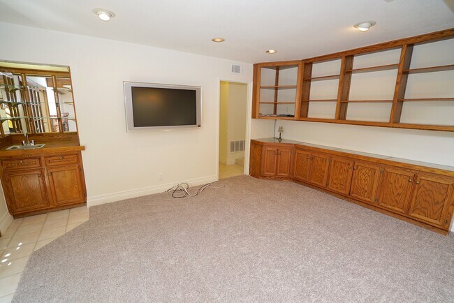 Building Photo - Old Orchard 1 - 4 Bedroom Home in Valencia!