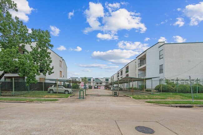 Building Photo - 2830 S Bartell Dr