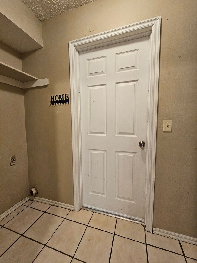 Building Photo - (2) Bed/(2) Bath Duplex Avail NOW! Small Pet Negotiable!