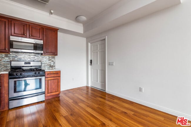 Building Photo - 1025 Dewey Ave