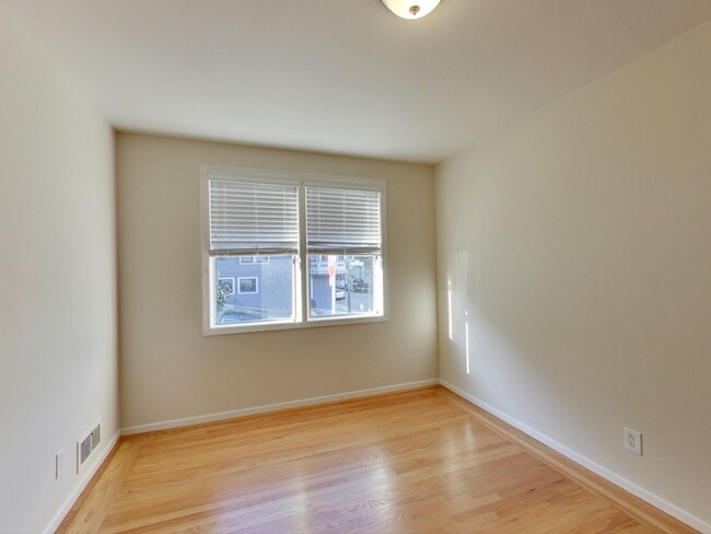 Building Photo - One Month Free!! Prime Telegraph Hill Loca...