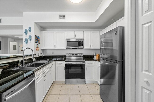 Building Photo - 720 S Sapodilla Ave