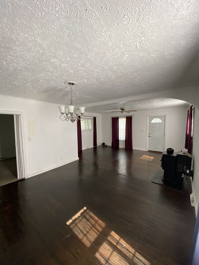 Building Photo - CENTRALLY LOCATED THREE BEDROOM HOUSE IN H...