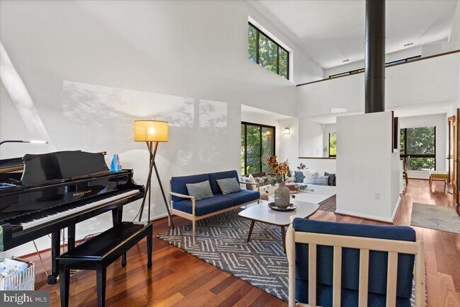 Building Photo - 9411 Fernwood Rd