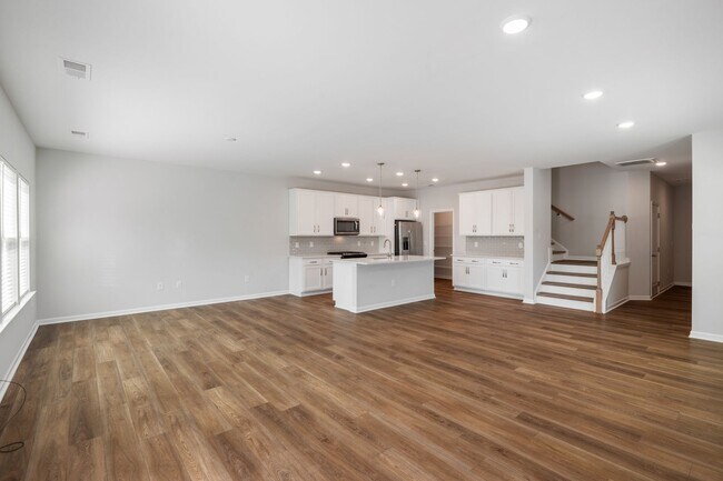 Building Photo - Gorgeous end-unit townhome near Brier Creek!
