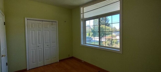 Building Photo - Awesome 3 Bedroom Holladay ground floor un...