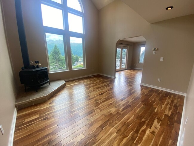 Building Photo - A gorgeous Eagle River home with views for...