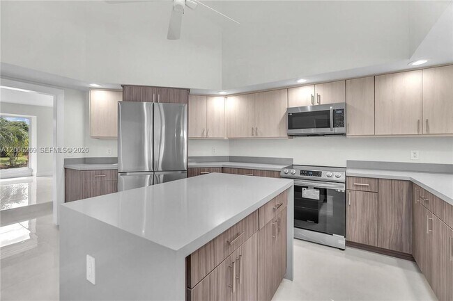 Building Photo - 8881 N Lake Dasha Dr